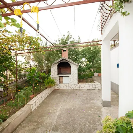 B With Balcony Garden & Sea View شقة *