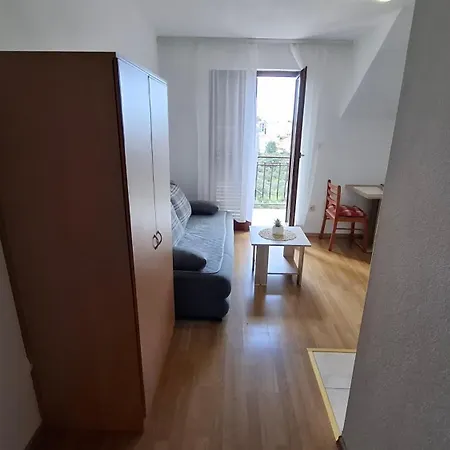 B With Balcony Garden & Sea View شقة