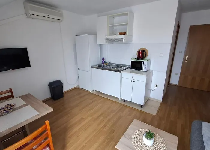 B With Balcony Garden & Sea View Apartamento Seget Vranjica